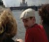 Едуард Сноудън обикаля с корабче по Москва река