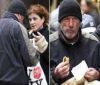 Френска туристка нахрани Ричард Гиър, помисли го за бездомник
