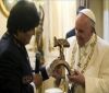 Ево Моралес подари на папата кръст с формата на сърп и чук