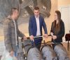 Кметът Свилен Шитов подари нова детска количка и 3 000 лв. на тризначките от Девня