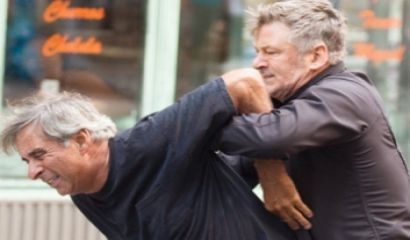 Американският актьор Алек Болдуин стреля с реквизитен пистолет по време