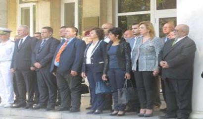 С вдигане на националния флаг на пл Независимост и молебен