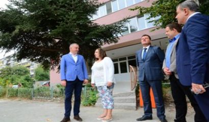 Кметът на Варна Иван Портних направи оглед на санирания блок