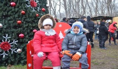 С тъпани и гайди Девня посрещна Дядо Коледа и Снежанка