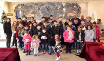 40 сираци и полусираци от Девня получиха предпразнично по 100