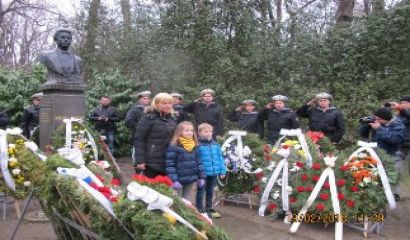 Много варненци се стекоха днес пред паметника на Васил Левски