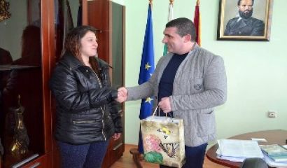 Кметът на Община Девня Свилен Шитов връчи наградата на победителите