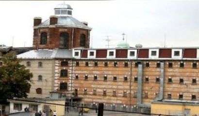 Двама от надзирателите дотолкова се уплашили че легнали на земята