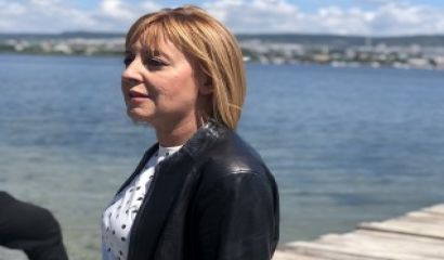 Мая Манолова
скочи първа в защита на Паметника на съветската армия