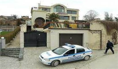 Още преди да започне официално предизборната кампания в България стават