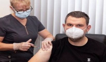 Трета бустерна доза ваксина срещу COVID 19 си поставиха днес Делян