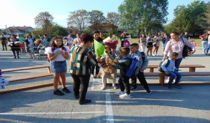 Кметът на община Долни чифлик Красимира Анастасова поздрави учителите с