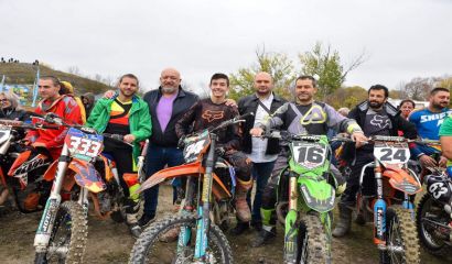 Мотокрос с преодоляване на препятствия през пресечена местност събра близо