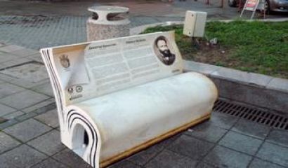 Четири нови пейки с формата на книги са поставени на