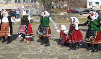 Кметът на община Долни чифлик Красимира Анастасова честити празника Зимна