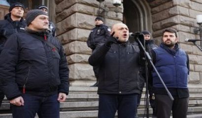 Депутати и симпатизанти на ГЕРБ се събраха на протест срещу