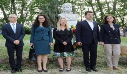 Мъка в Рим Премиерът Кирил Петков заведе съпругата си да
види