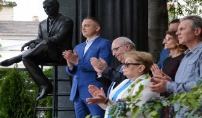 Паметник посветен на Шарл Азнавур 8211 кралят на френския шансон