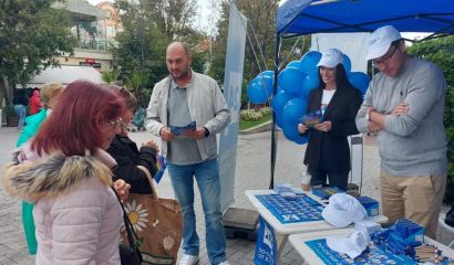 Кандидатът за народен представител от коалицията ГЕРБ СДС Павел Христов заедно