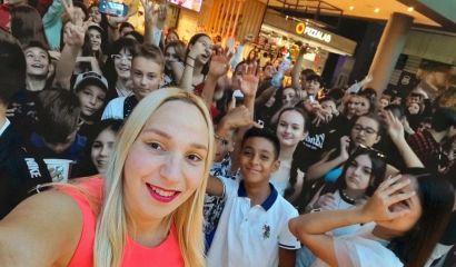 Някакъв светски хроникьор написал под тази снимка Емили вече е