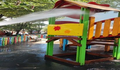 Мият детските площадки на ул Тодор Икономов и Васил Друмев