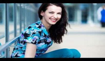 Актрисата Неда Спасова съблича чисто голо перфектното си тяло влиза