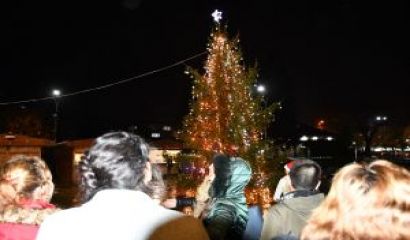 С тържество в края на което бяха запалени светлините на