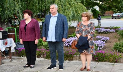 С изпълнение на Мила Родино от Общинския младежки духов оркестър