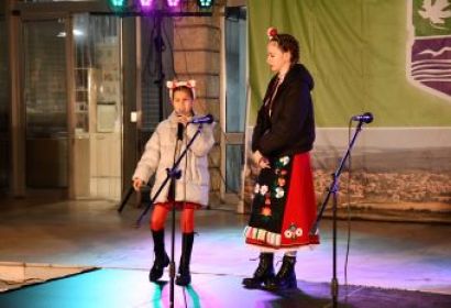 Децата в Долни чифлик посрещнаха Дядо Коледа