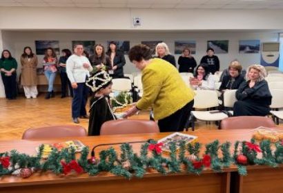 В община Долни чифлик посрещнаха малките коледари и сурвакари