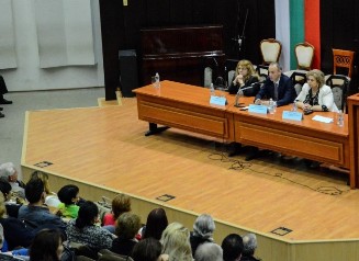 Вчера в община Варна, министърът на образованието Красимир Вълчев се
