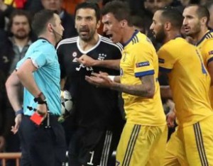 epa06662502 Referee Michael Oliver (L) shows Juventus' goalkeeper Gianluigi Buffon (2-L) the red card during the UEFA Champions League quarter final, second leg soccer match between Real Madrid and Juventus at Santiago Bernabeu stadium in Madrid, Spain, 11 April 2018. EPA/KIKO HUESCA