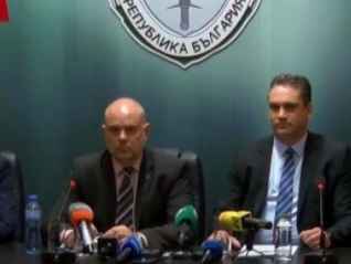 Преследват се чисто лични и користни интереси. Начинът е ,че