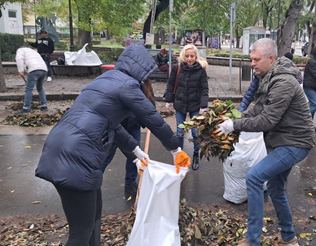 Варна има кмет, който събира листа по улиците. Хубаво –