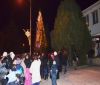 Кметът на Девня запали светлините на коледната елха, девненци се радват на ледена пързалка