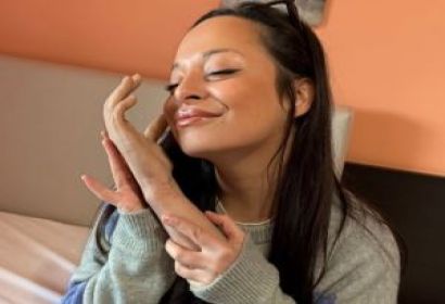 Демет Доган позира с бутафорна ръка от снимачната площадка на нов сериал